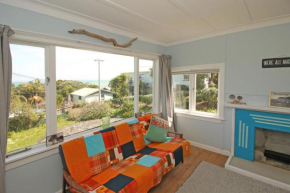 Classic bach near the beach Auckland